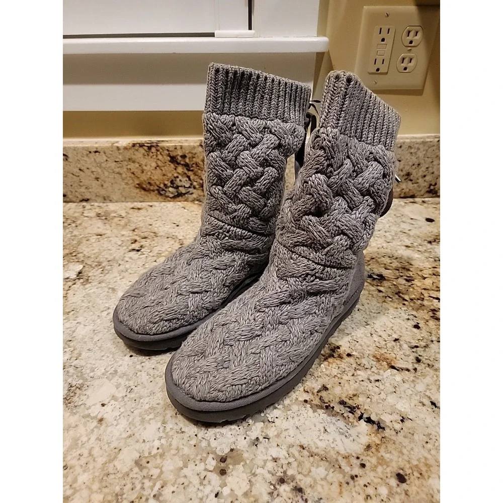 UGG Women's Isla Grey Knit Slouchy Winter Boots Size US 9 Lace Tie.